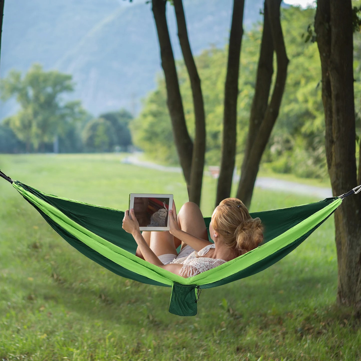 Portable Camping Hammock 270 * 140cm, Load-bearing 300KG, Easy Setup Outdoor Parachute Hammock with Storage Bag for Travel BBQ